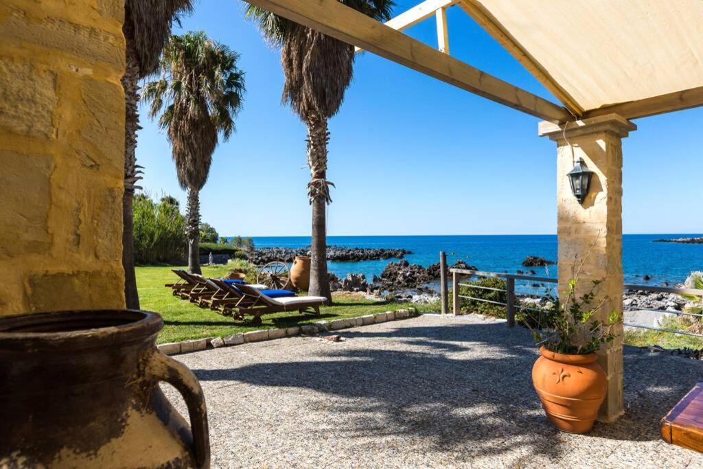 Petres  Villa Proto Helidoni - A Cozy Beachfront Villa מראה חיצוני תמונה